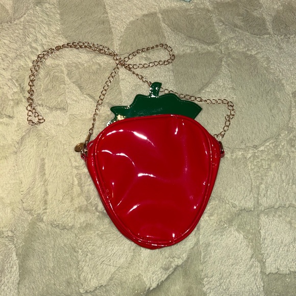 Strawberry Crossbody Bag 🍓 - Picture 4 of 5